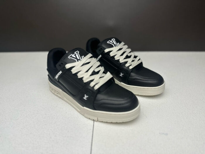 Sneakers Louis Vuitton nere, eleganti, comode, con dettagli distintivi e suola antiscivolo bianca.