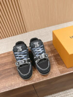 Scarpe sportive di lusso nere con logo LV, packaging arancione, stile elegante e moderno.