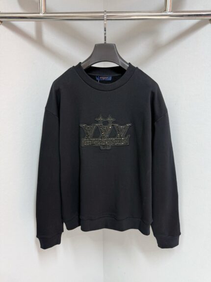 Felpa nera casual con logo metallizzato e stile urbano, perfetta per look moderni e comodi.