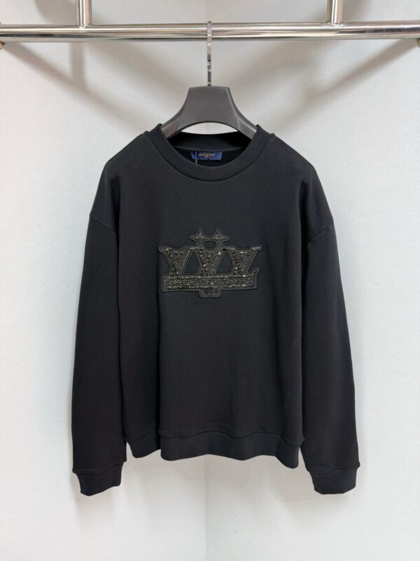 Felpa nera casual con logo metallizzato e stile urbano, perfetta per look moderni e comodi.