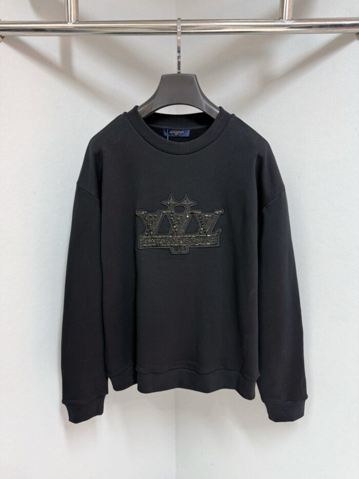 Felpa nera casual con logo metallizzato e stile urbano, perfetta per look moderni e comodi.