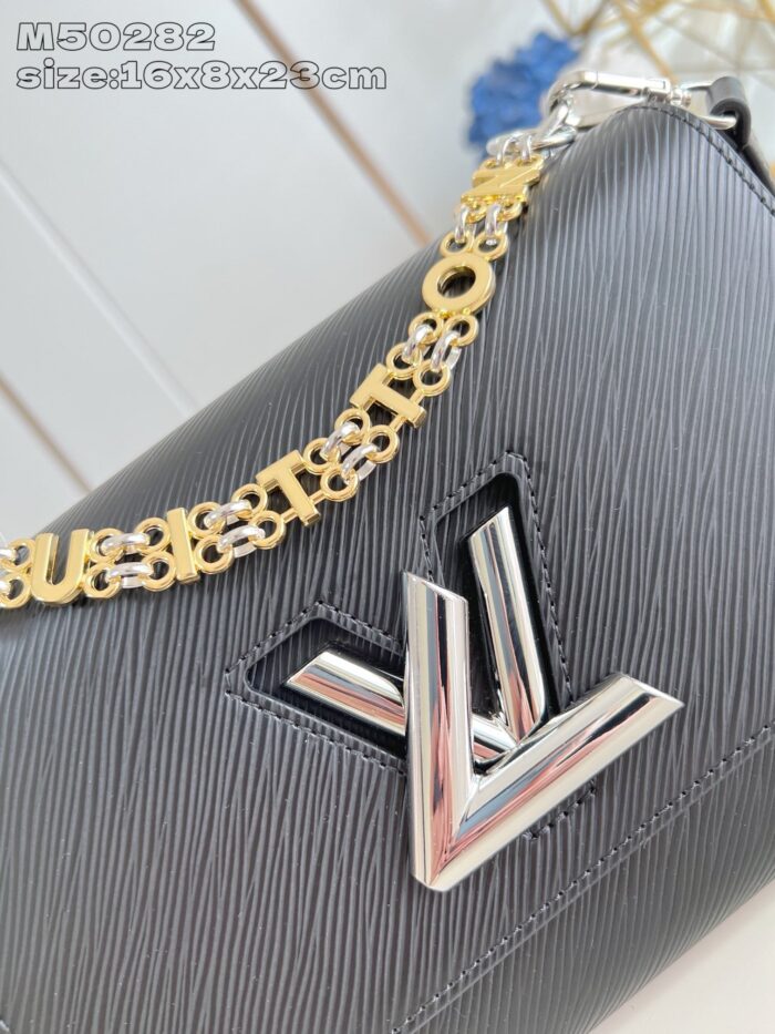Borsa nera elegante con logo in argento e catena dorata, accessorio di moda sofisticato.