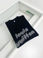 T-Shirt nero Louis Vuitton con logo artistico, design elegante e alla moda.