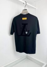 Tshirt nero di lusso con logo stilizzato e dettaglio tag, stile elegante e moderno.
