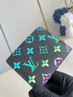 Portafoglio di lusso nero con motivi floreali colorati e logo iconico italiano.