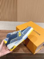 Sneaker di lusso blu e giallo su scatola Louis Vuitton arancione.