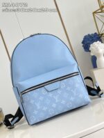 Zainetto blu menta elegante, moderno e minimalista, perfetto per uno stile casual e sofisticato.