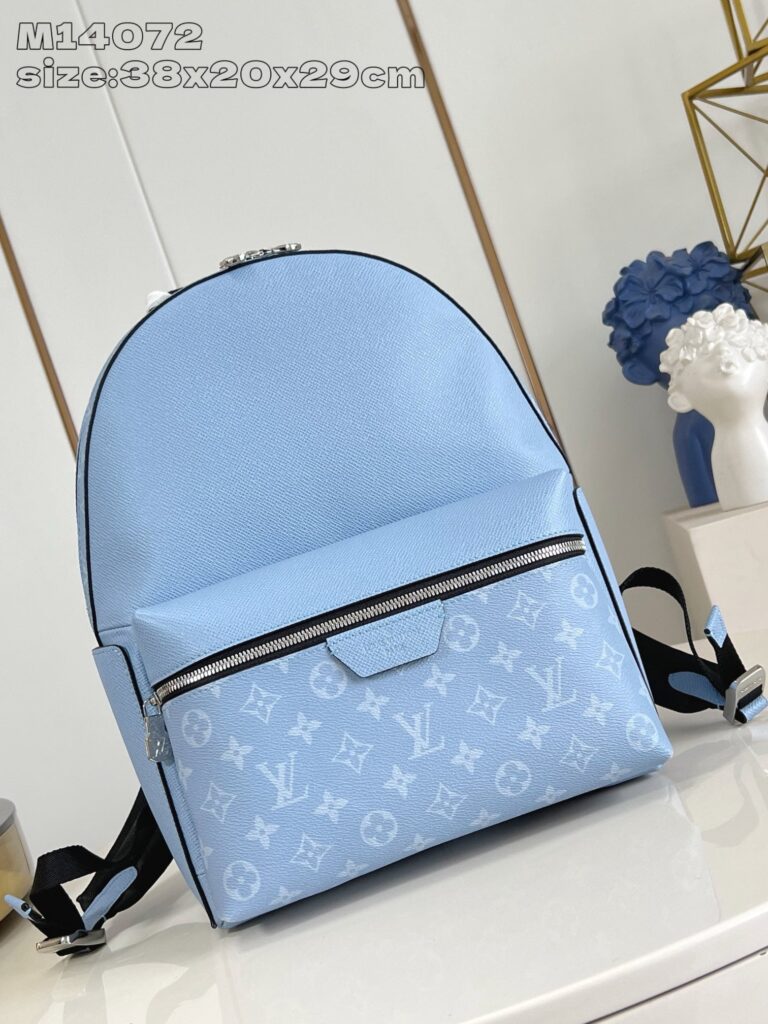 Zainetto blu menta elegante, moderno e minimalista, perfetto per uno stile casual e sofisticato.