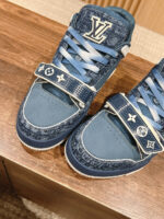 Sneaker Louis Vuitton in denim blu con dettaglio monogramma e cinturino logo, stile moderno e di lusso.