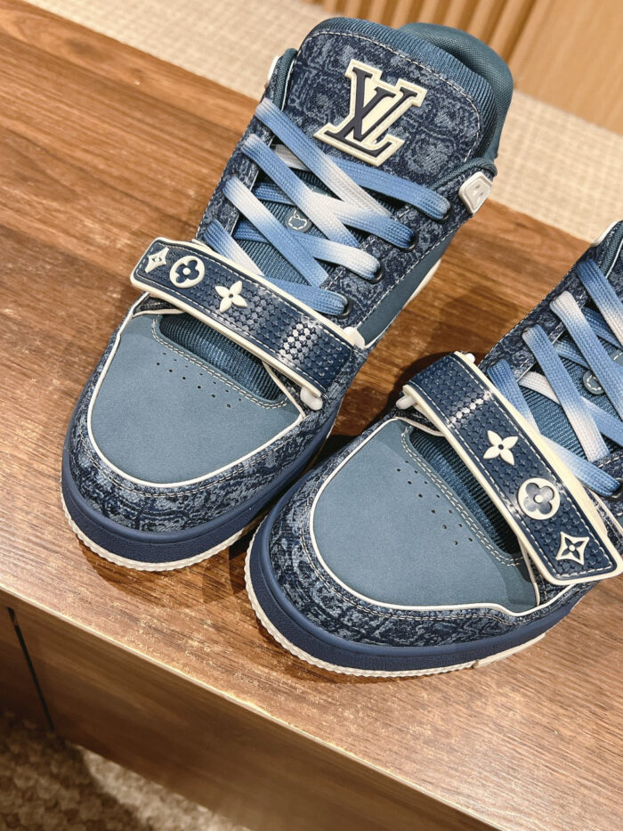 Sneaker Louis Vuitton in denim blu con dettaglio monogramma e cinturino logo, stile moderno e di lusso.