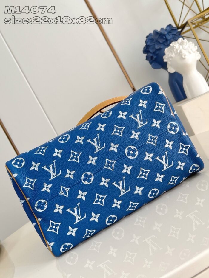 Borsa Louis Vuitton blu royal con dettagli in cuoio e design artistico moderno.