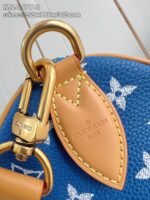 Borsa Louis Vuitton blu con motivi floreali, hardware dorato e dettaglio in pelle con logo embossato.