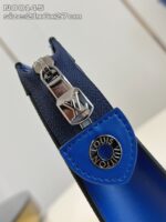 Borsa Louis Vuitton blu navy con zip argento e logo elegante, stile sofisticato e versatile.