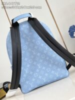 Zaino blu di lusso con monogramma elegante e dettagli raffinati, perfetto stile e funzionalità.