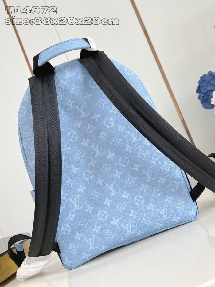 Zaino blu di lusso con monogramma elegante e dettagli raffinati, perfetto stile e funzionalità.