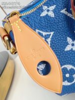 Borsa Louis Vuitton blu con monogramma, dettagli in pelle e hardware dorato elegante.