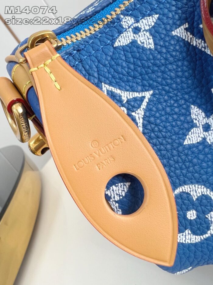 Borsa Louis Vuitton blu con monogramma, dettagli in pelle e hardware dorato elegante.