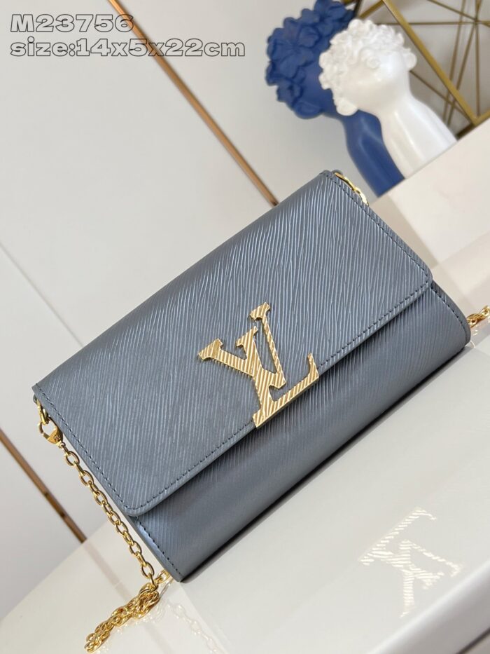 Borsa Louis Vuitton blu con logo dorato e cinturino a catena elegante.