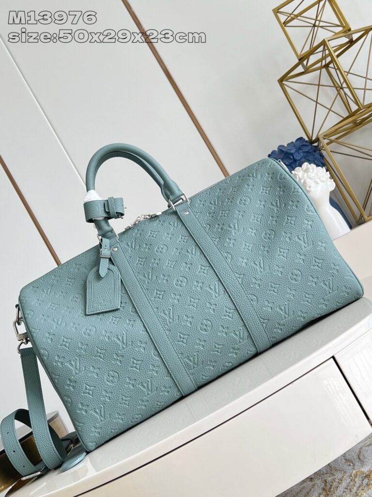 Borsa in teal elegante e versatile con design classico e moderno, perfetta per ogni occasione.