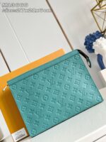 Borsa Louis Vuitton in pelle turquoise con monogramma, elegante e moderna, ideale per ogni occasione.