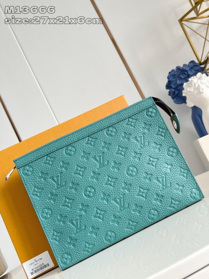 Borsa Louis Vuitton in pelle turquoise con monogramma, elegante e moderna, ideale per ogni occasione.