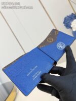Portafoglio di lusso in pelle blu e marrone con design moderno e dettagli eleganti.