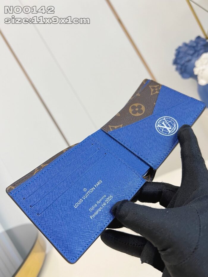 Portafoglio di lusso in pelle blu e marrone con design moderno e dettagli eleganti.