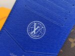 Portafoglio Louis Vuitton blu in pelle con logo iconico e dettagli di alta qualità.