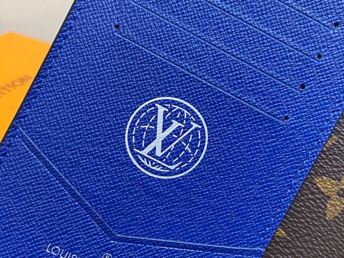 Portafoglio Louis Vuitton blu in pelle con logo iconico e dettagli di alta qualità.