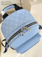 Zaino Louis Vuitton pastello con monogram embossed, design rotondo e dettagli eleganti in argento.