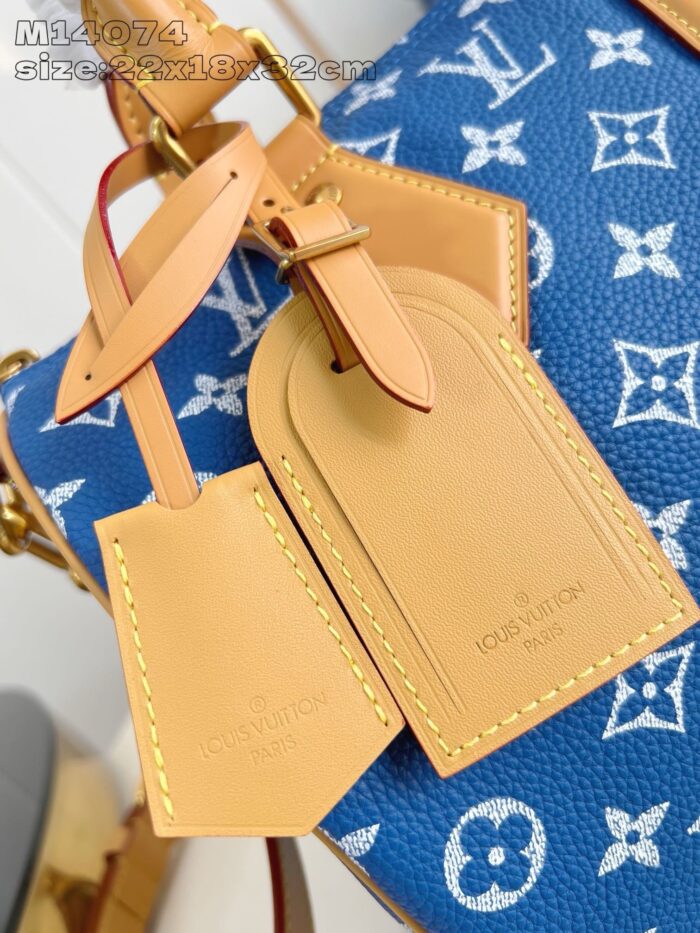 Borsa Louis Vuitton blu con charm in cuoio e monogramma iconico, elegante e di alta qualità.