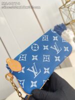 Portafoglio Louis Vuitton blu con logo, dettagli oro, cinghia e zip, stile elegante e moderno.