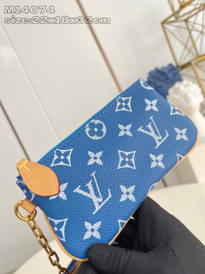 Portafoglio Louis Vuitton blu con logo, dettagli oro, cinghia e zip, stile elegante e moderno.