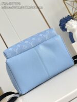 Elegante borsa blu con motivo monogramma Louis Vuitton, stile moderno e design sofisticato.