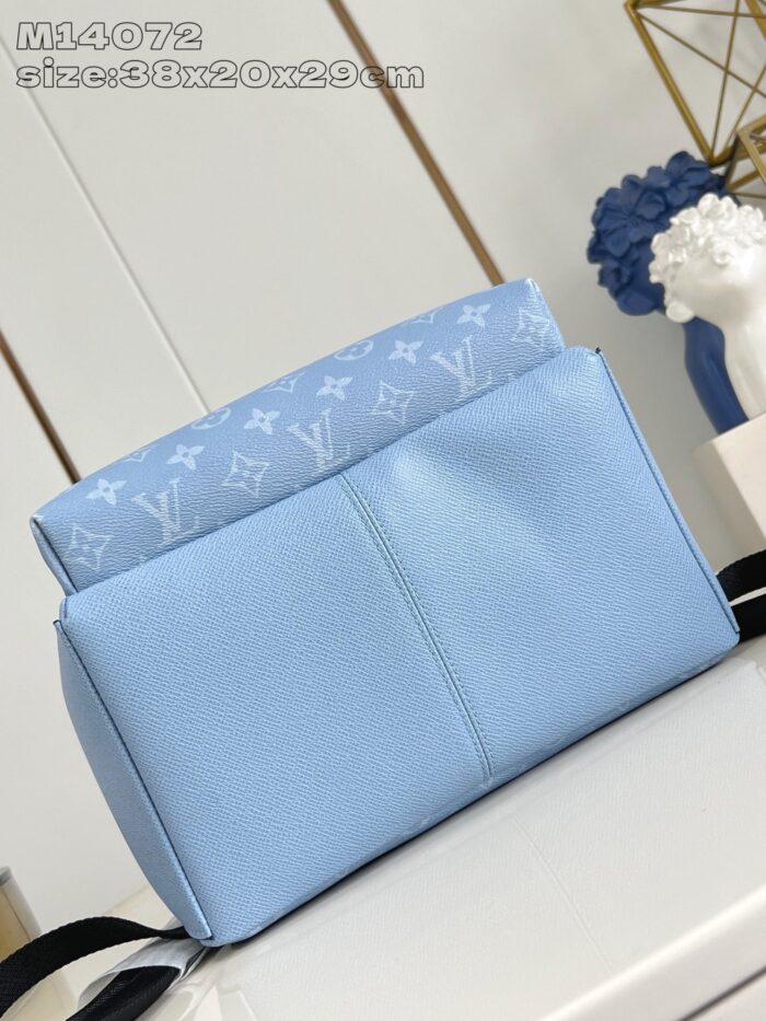 Elegante borsa blu con motivo monogramma Louis Vuitton, stile moderno e design sofisticato.