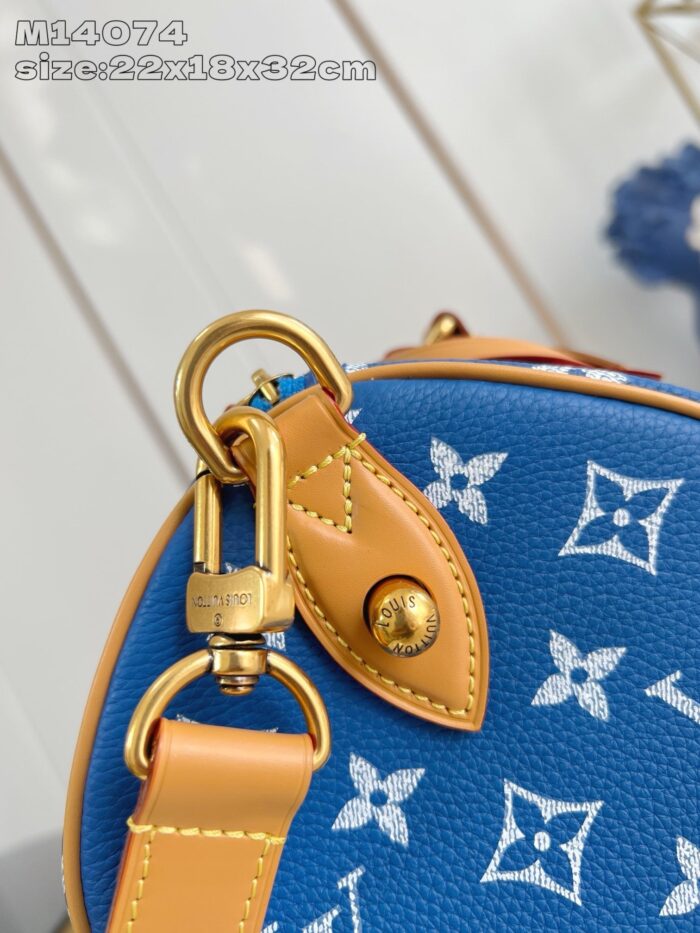 Borsa blu monogramma di lusso con dettagli in pelle e finiture in oro raffinato.