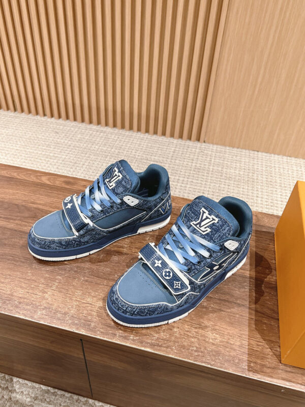 Sneakers blu di lusso, stile urbano ed elegante, dettagli metallici e materiali premium.