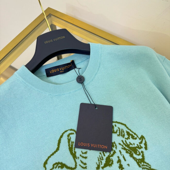 Maglione Louis Vuitton blu con logo, design elegante e dettagli moderni in stile luxury.