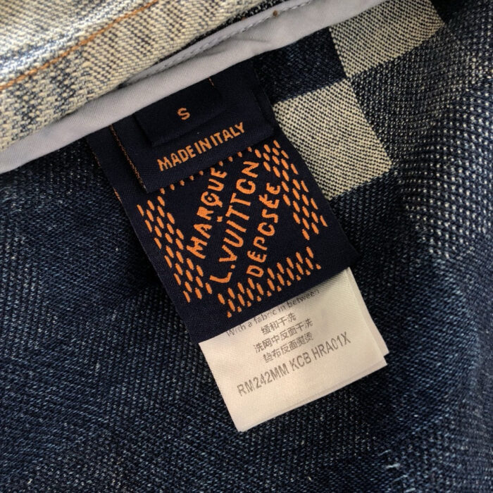 Etichetta Louis Vuitton Made in Italy, lusso e qualità in dettaglio.