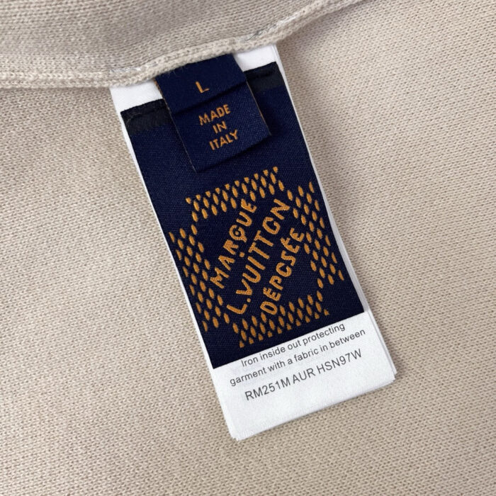 Etichetta Louis Vuitton Made in Italy con istruzioni di cura e codice prodotto.