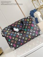 Borsa di lusso con design colorato e monogramma moderno su sfondo nero elegante.