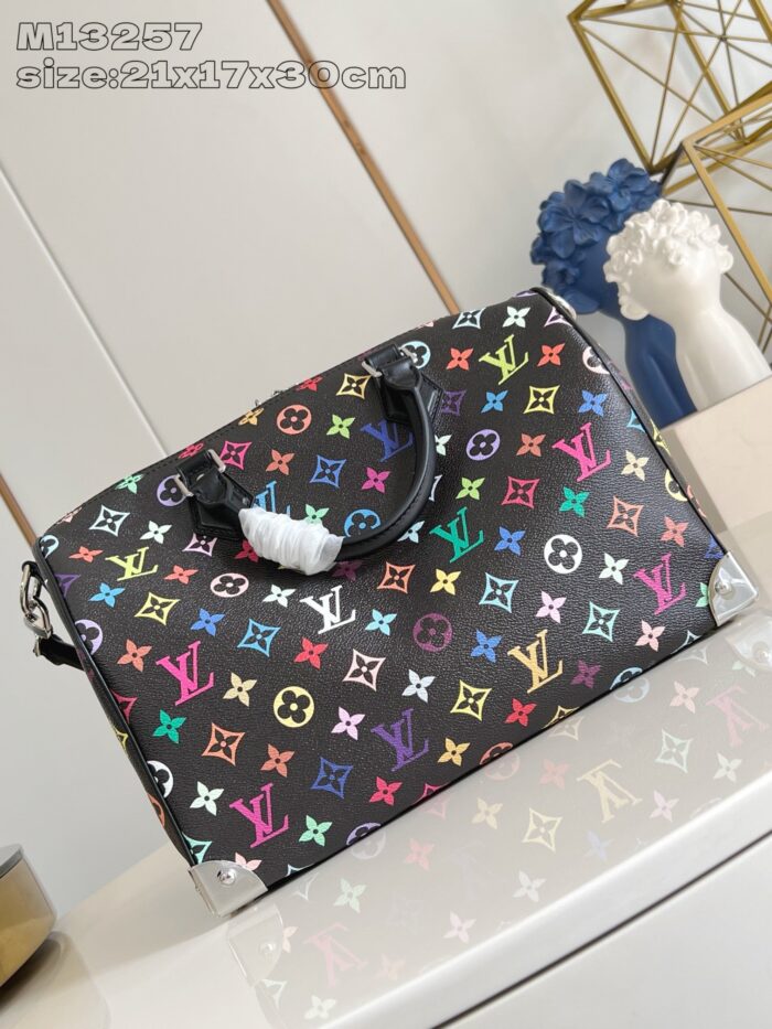 Borsa di lusso con design colorato e monogramma moderno su sfondo nero elegante.