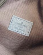 Etichetta interna Louis Vuitton, morbida e dettagliata, simbolo di lusso e qualità superiore.