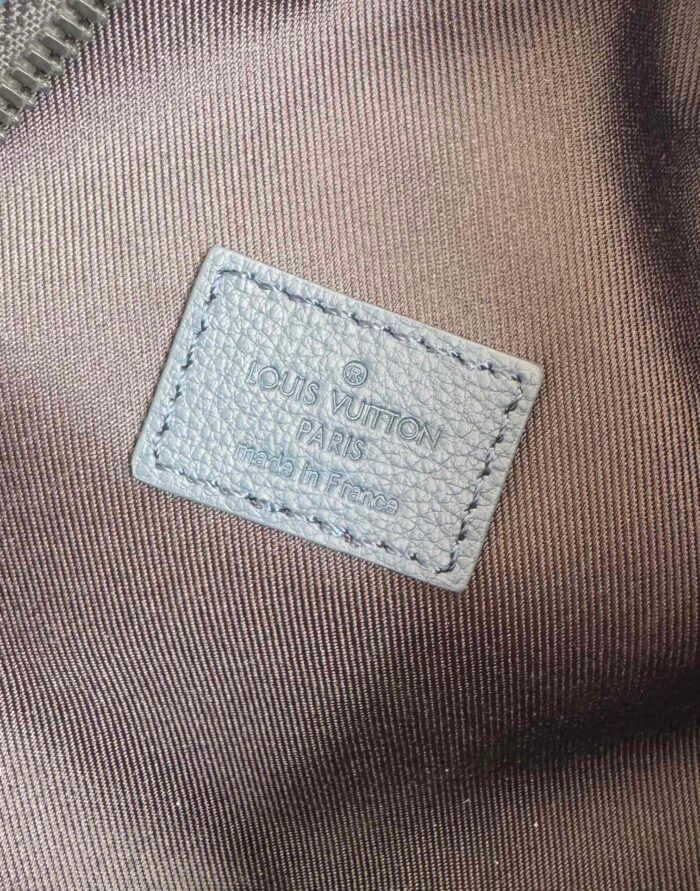 Etichetta interna Louis Vuitton, morbida e dettagliata, simbolo di lusso e qualità superiore.