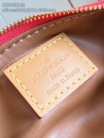 Etichetta Louis Vuitton in pelle, logo, Made in France, dettaglio di lusso e artigianalità.
