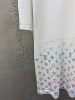 T-shirt bianca con logo Louis Vuitton con dettaglio a gradiente colorato.