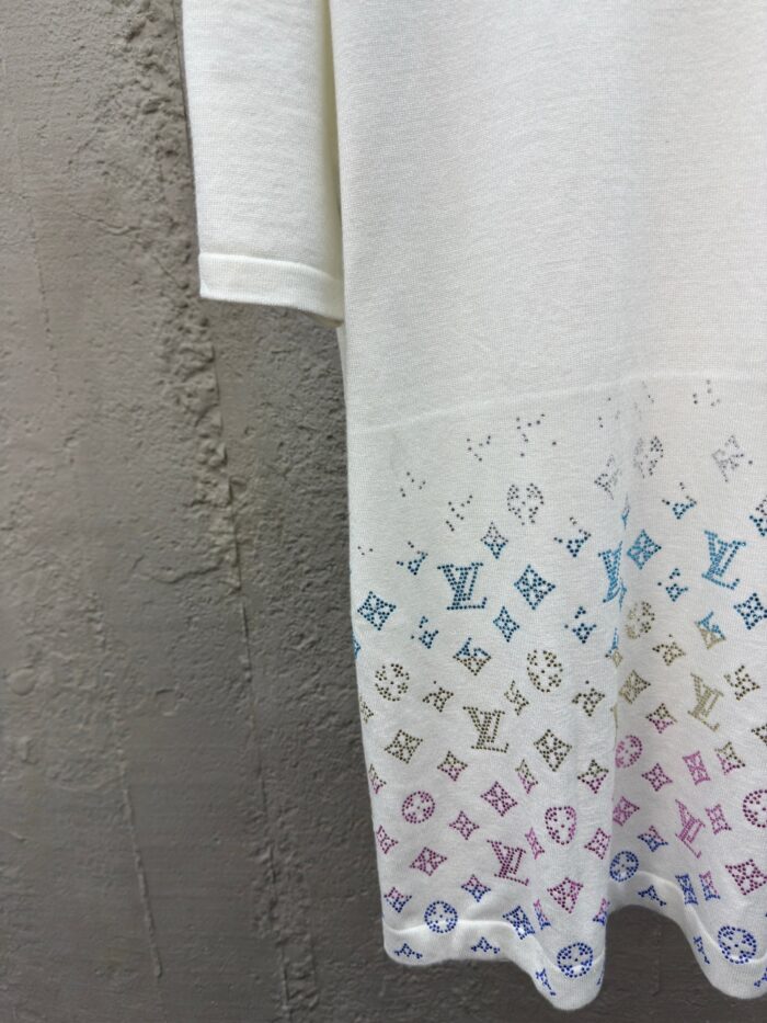 T-shirt bianca con logo Louis Vuitton con dettaglio a gradiente colorato.