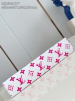 Pochette di lusso con motivi floreali e logo rosa, stile elegante e contemporaneo.