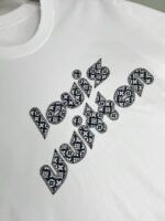T-Shirt Louis Vuitton moderna con design artistico e pattern elegante in bianco high-quality fabric.