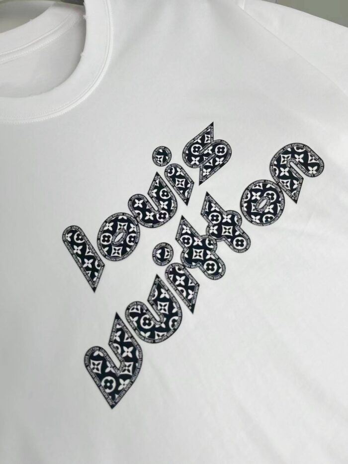 T-Shirt Louis Vuitton moderna con design artistico e pattern elegante in bianco high-quality fabric.